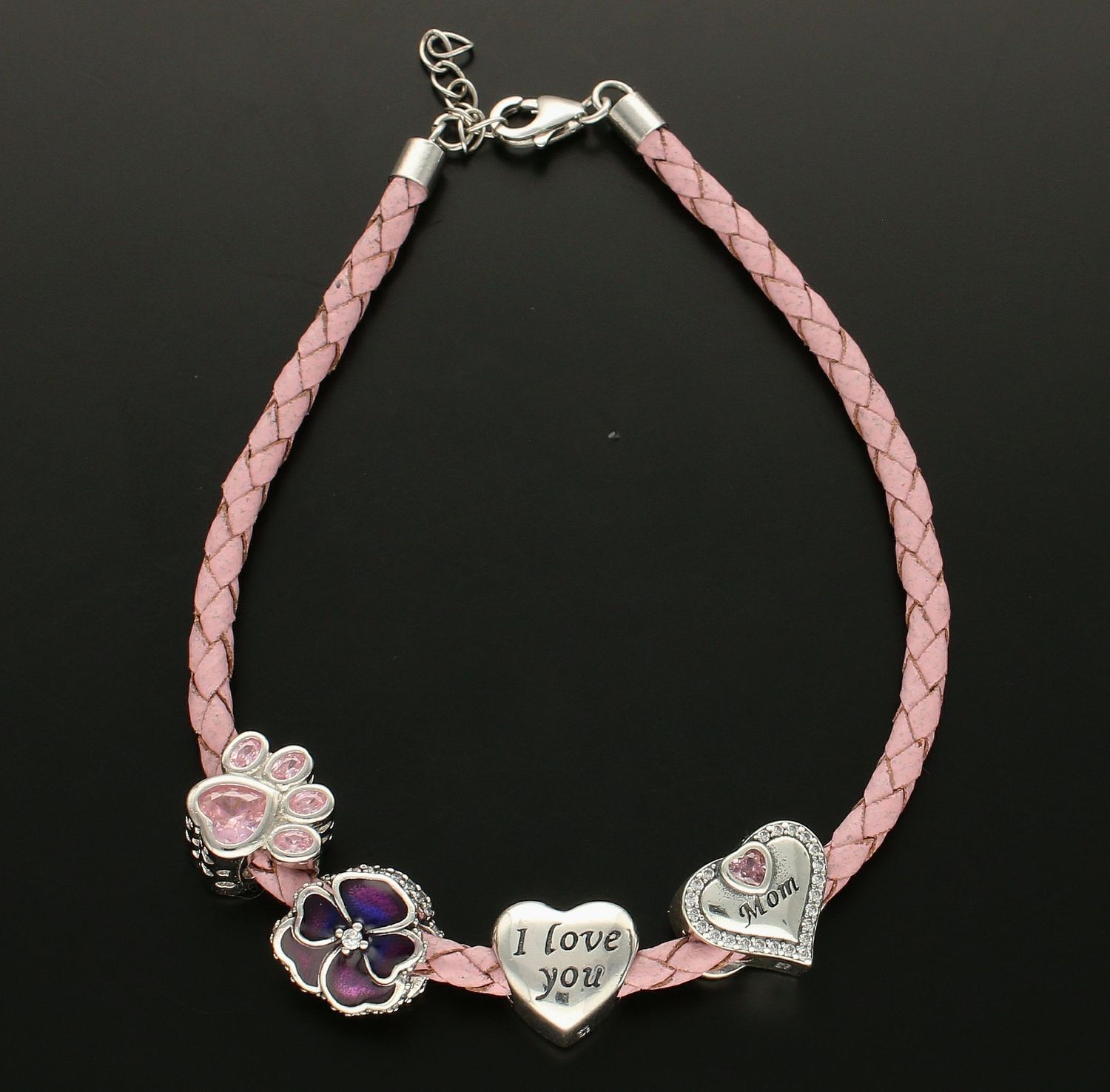 Bransoletka pleciona na rzemyku Różowa DIA-BRA-5603-925. Bransoletka damska w odważnym kolorze różowym, dopełni codzienną stylizację. Idealnie sprawdzi się na prezent dla kobiety, nastolatki czy nawet mał.jpg