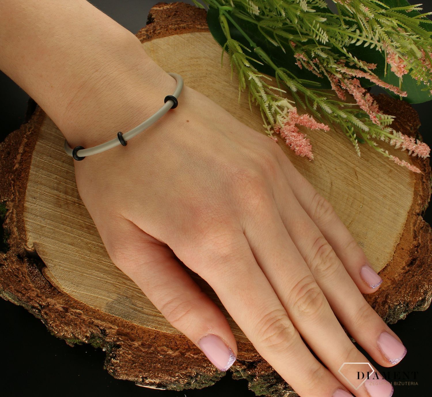 Bransoletka damska z kauczuku szara z czarnymi kółeczkami DIA-BRA-5605-925. Damska bransoletka na prezent. Damska biżuteria. Delikatna bransoletka..jpg