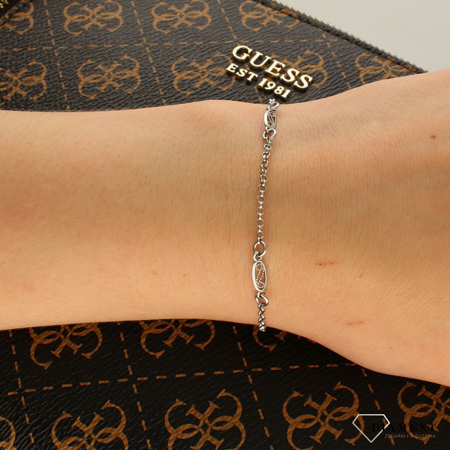 Srebrna bransoletka z owalnymi elementami 925 DIA-BRA-5627-925. Bransoletka srebrna. Bransoletka srebrna damska. Bransoletka srebrna klasyczna. Bransoletka idealna do każdej stylizacji. Bransoletka srebrn.jpg