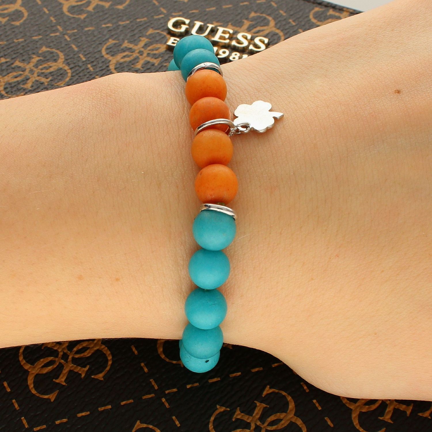 Bransoletka damska koraliki z zawieszką koniczynka DIA-BRA-5639-INNE. Bransoletka w pomarańczowym i niebieskim kolorze. Bransoletka z zawieszką koniczynka. Bransoletka na szczęście (2).jpg