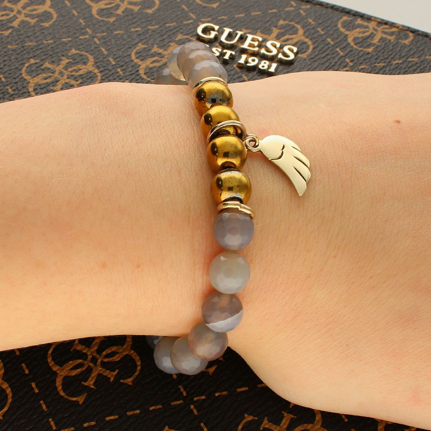 Bransoletka damska Agat i Hematyt Złocony ze Skrzydełkiem DIA-BRA-5642-INNE. Bransoletka damska na gumce ze skrzydełkiem. Bransoletka z Agatem i Hematytem.  (2).jpg