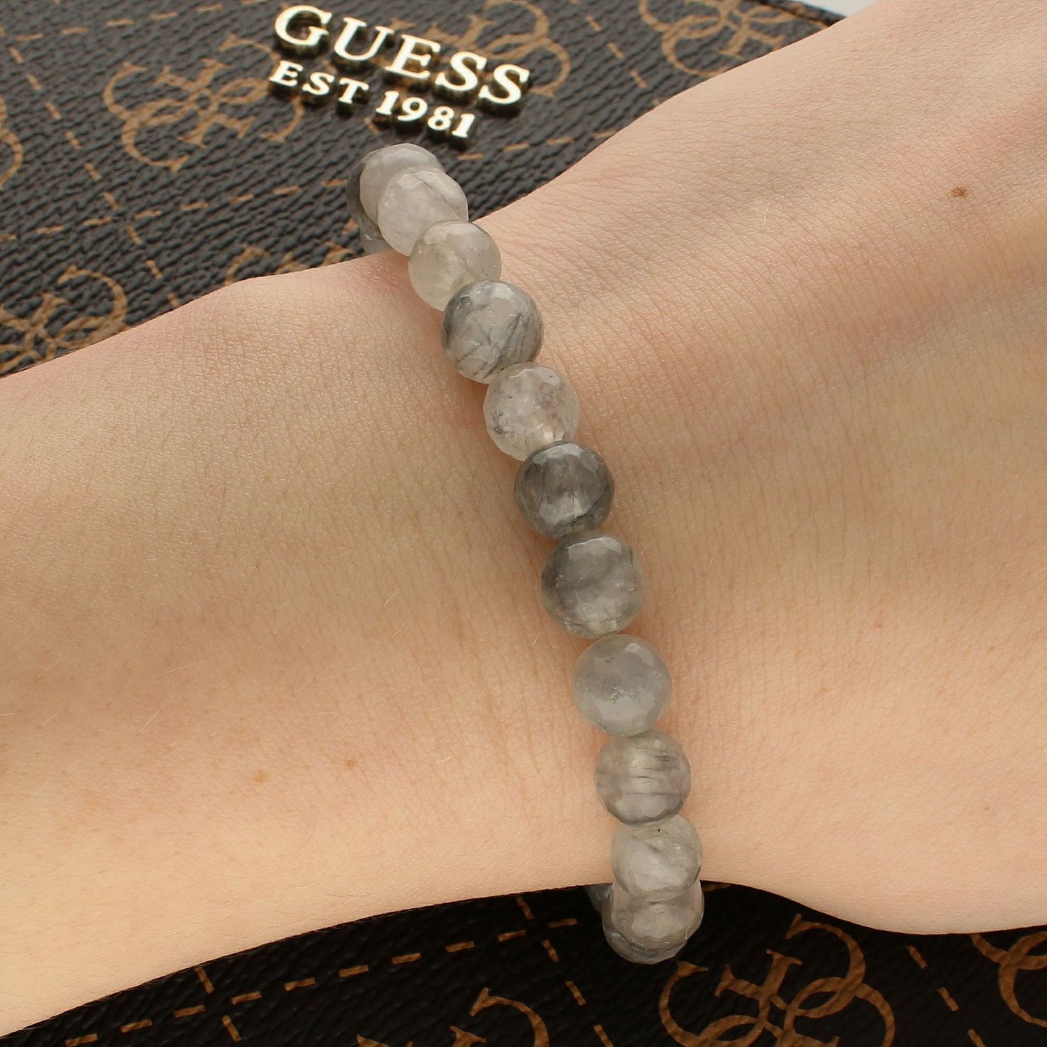 Bransoletka damska koraliki Kwarc Szary DIA-BRA-5651-INNE. Bransoletka na gumce. Bransoletka w szarym kolorze. Bransoletka z kamieniem naturalnym Kwarc. Bransoletka damska koraliki z kwarcem (2).jpg