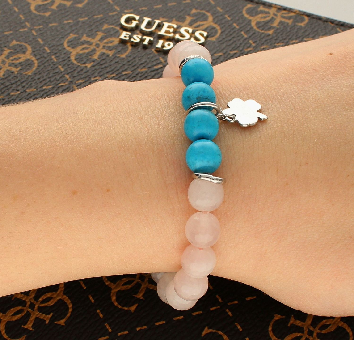 Bransoletka z kwarcem różowym i turkusem zawieszka koniczynka DIA-BRA-5656-INNE. Bransoletka z koralików. Bransoletka Kwarc różowy. Bransoletka turkus. Bransoletka damska z koniczynką na szczęście (2).jpg