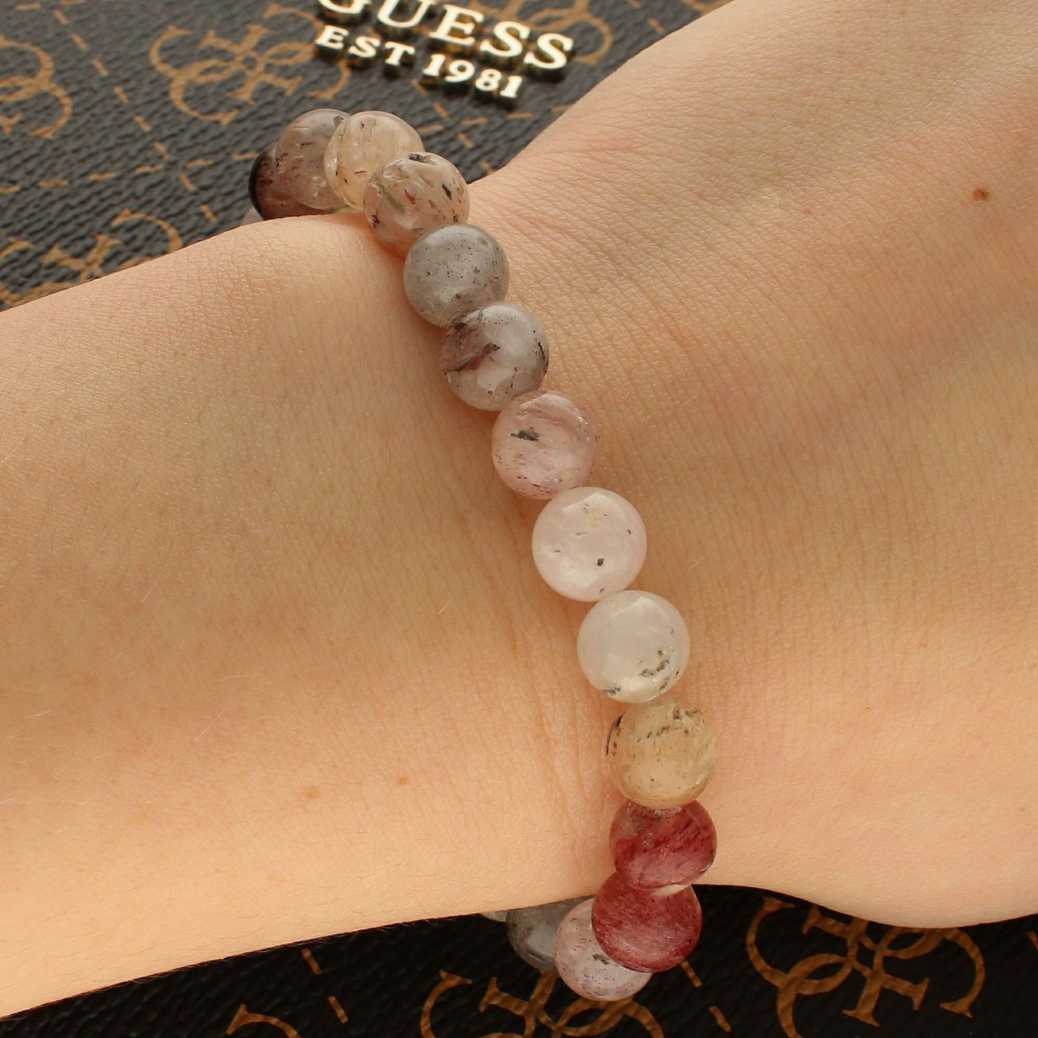 Bransoletka koraliki kwarc z chlorytem DIA-BRA-5658-INNE. Bransoletka z kamieni naturalnych. Bransoletka w odcieniu różowym. Bransoletka damska kwarc z chlorytem (1).jpg