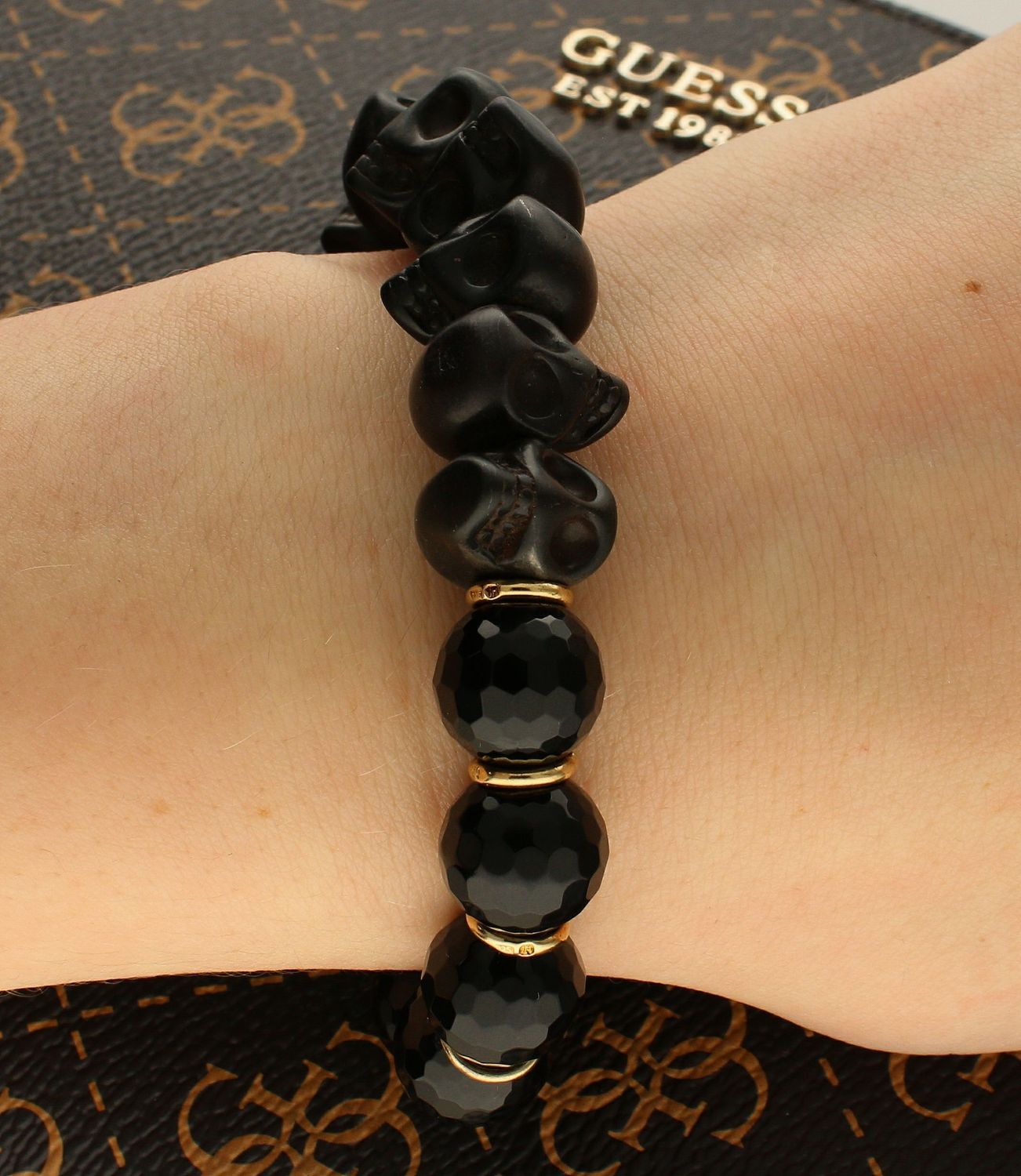 Bransoletka damska z czaszkami z Onyksem DIA-BRA-5665-INNE. Bransoletka na gumce z czaszkami. Bransoletka z koralikami. Bransoletka czarna z onyksem. B (1).jpg