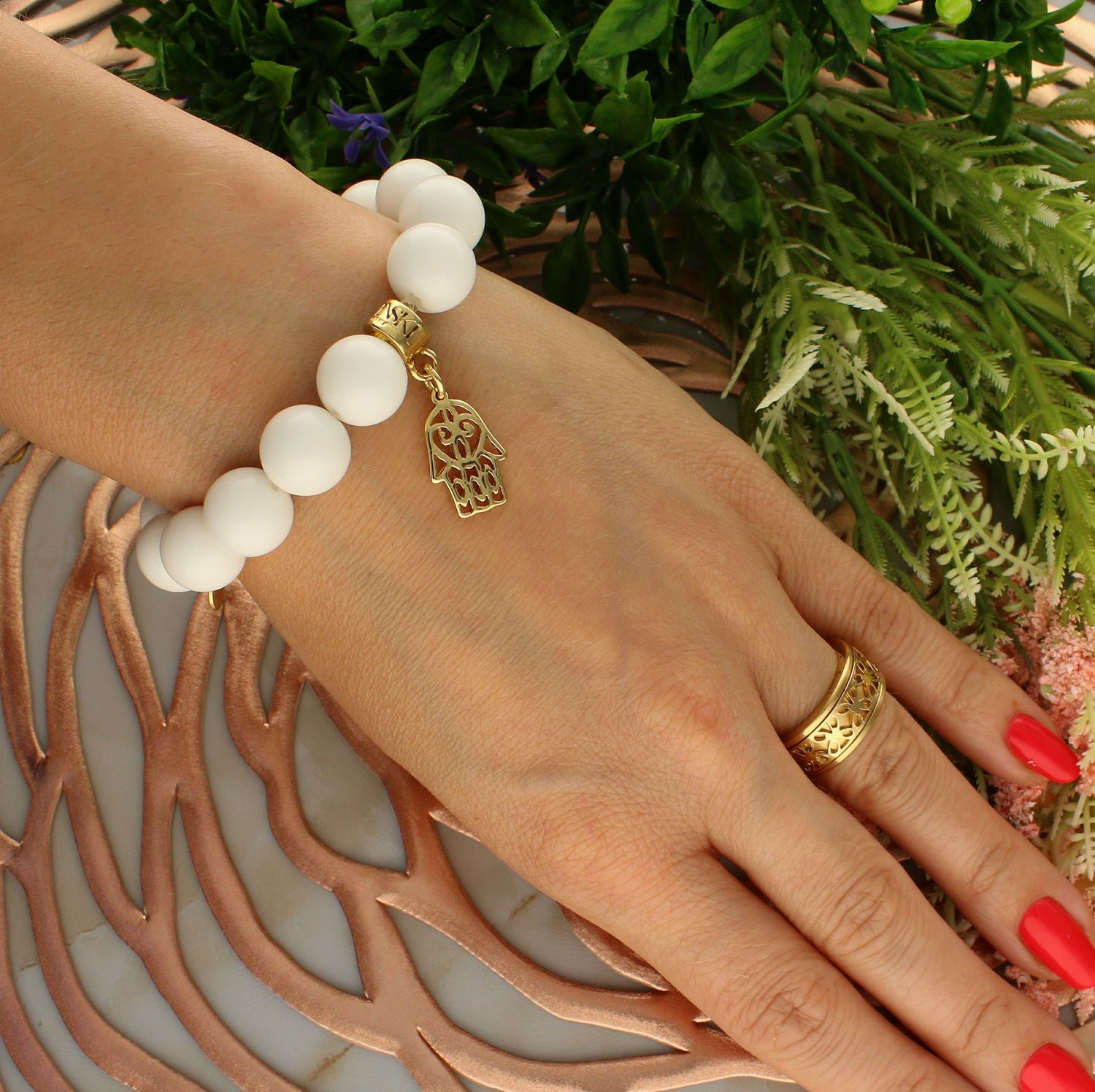 Bransoletka damska na gumce białe koraliki z pozłacaną ręką fatimy DIA-BRA-5672-INNE.  Bransoletka damska koraliki. Bransoletka damska biała. Bransoletka damska z ręką fatimy. Bransoletka damska na gumce. Bransoletka damska id (1).jpg
