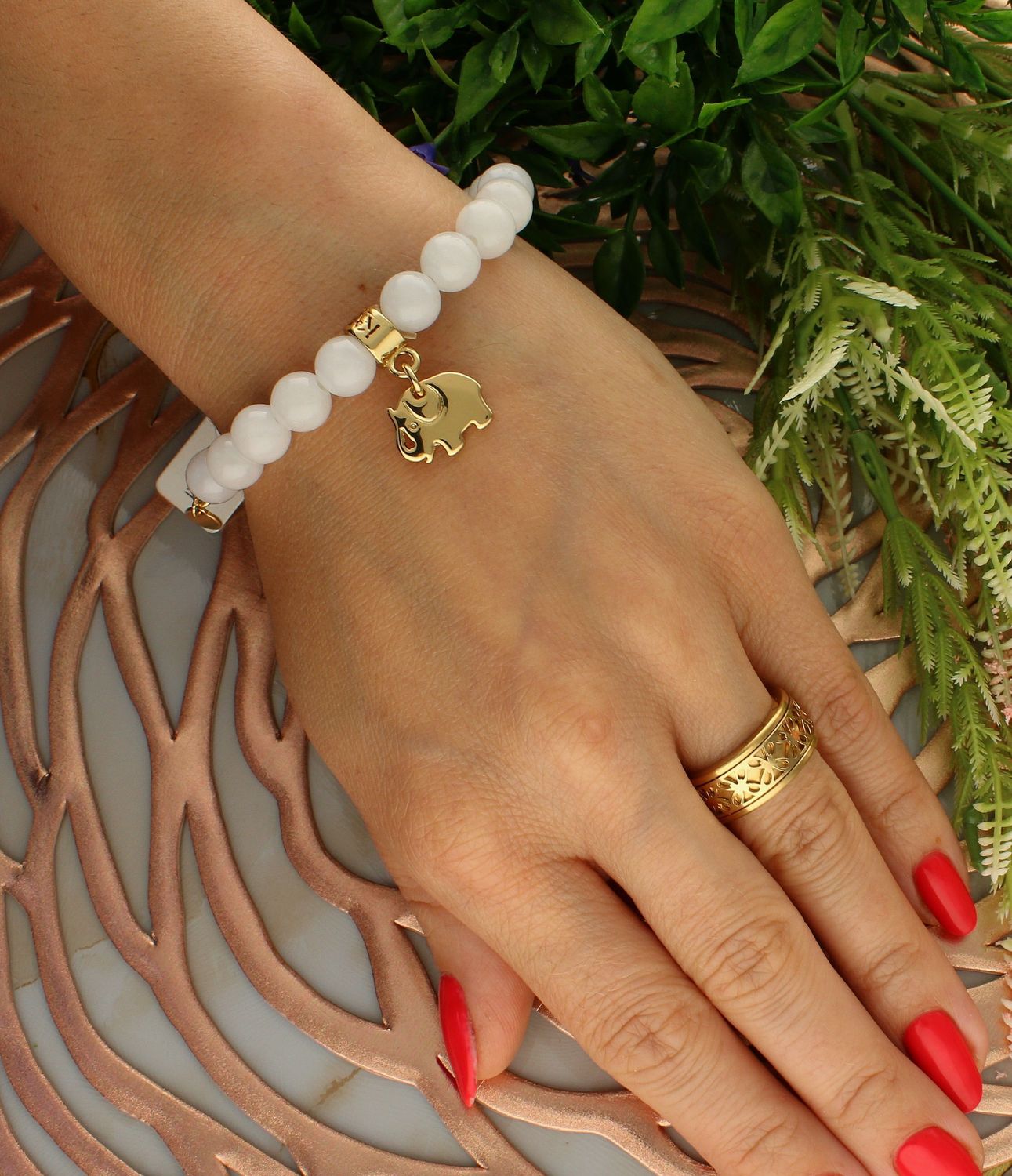 Bransoletka damska na gumce mleczne koraliki z pozłacanym słonikiem DIA-BRA-5675-INNE. Bransoletka damska koraliki. Bransoletka damska mleczna Bransoletka damska ze słonikiem. Bransoletka damska na gumce. Bransoletka damska id (1).jpg