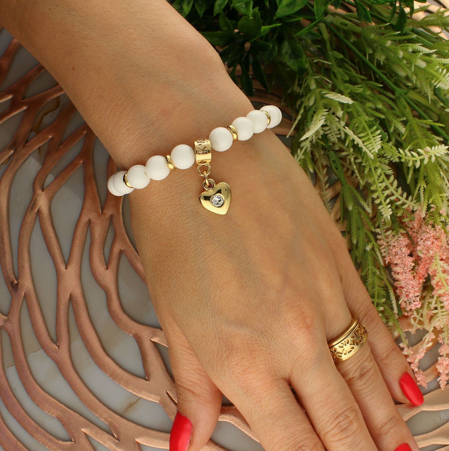Bransoletka damska na gumce białe koraliki z pozłacanym sercem z cyrkonią DIA-BRA-5676-INNE. Bransoletka damska koraliki. Bransoletka damska biała. Bransoletka damska z sercem. Bransoletka damska na gumce. Bransoletka damska i (1).jpg