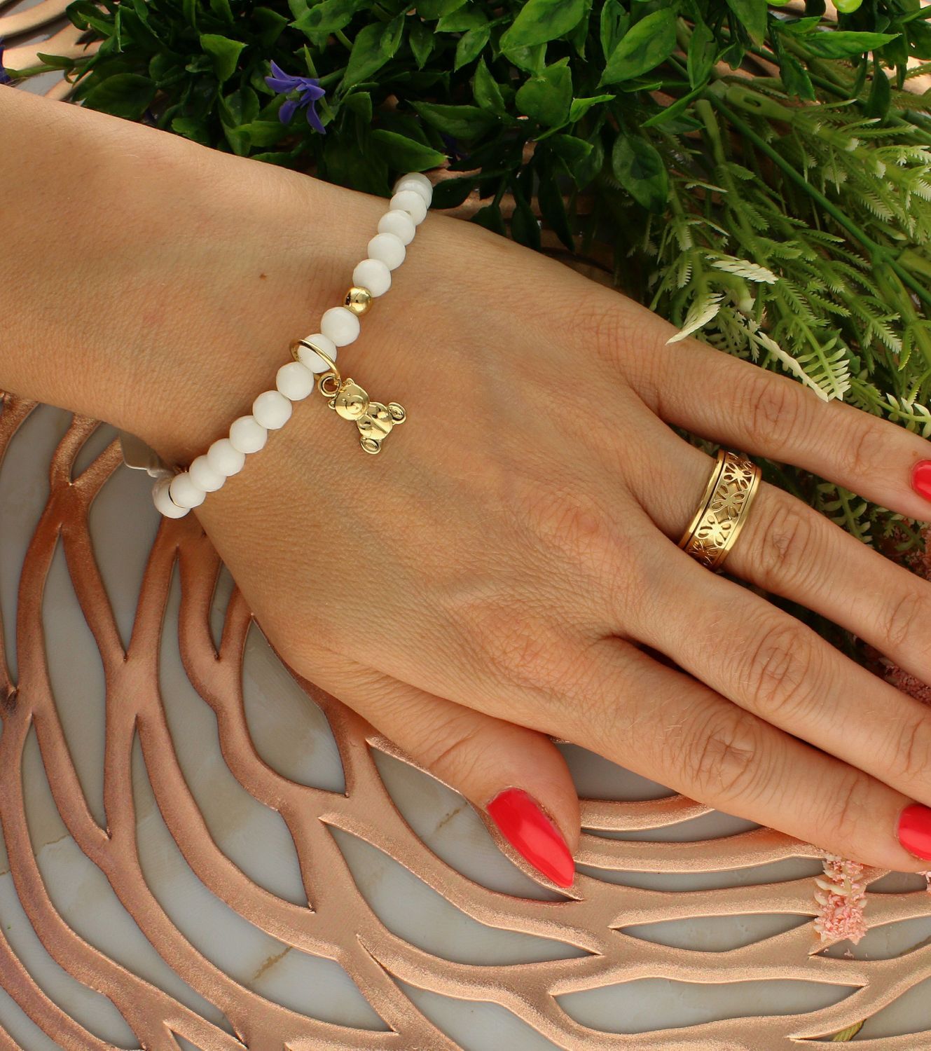 Bransoletka damska na gumce białe koraliki z pozłacanym misiem DIA-BRA-5678-INNE.  Bransoletka damska koraliki. Bransoletka damska biała. Bransoletka damska z misiem. Bransoletka damska na gumce. Bransoletka damska idealna na  (1).jpg