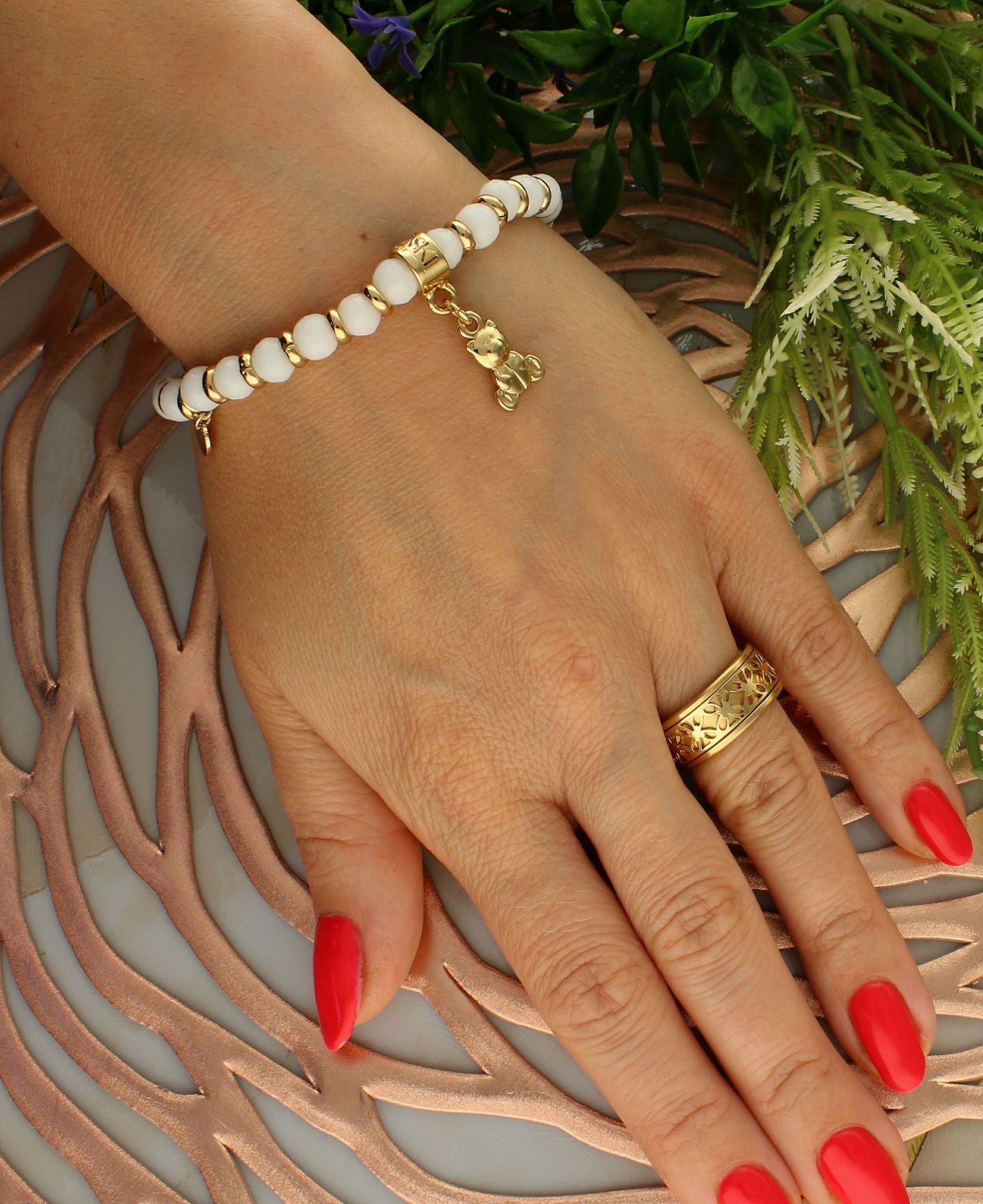 Bransoletka damska na gumce białe koraliki z zawieszką Miś DIA-BRA-5679-INNE. Bransoletka damska biała. Bransoletka z koralików. Bransoletka damska z misiem. Bransoletka damska ze stali szlachetnej. Bransoletka idealna na prez (1).jpg