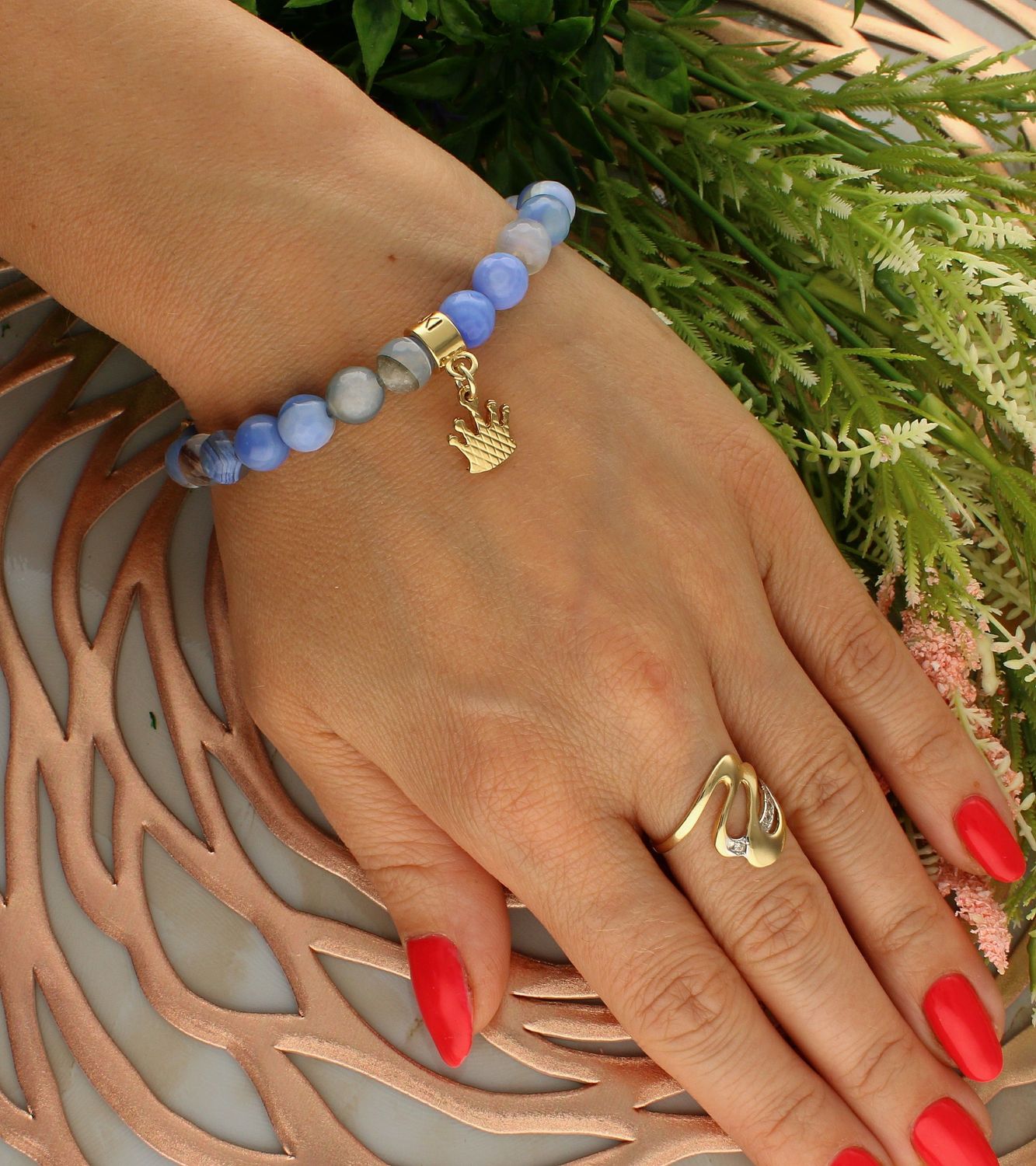 Bransoletka damska na gumce niebieski Agat z koroną DIA-BRA-5680-INNE. Bransoletka na gumce to biżuteria cechująca się oryginalnością i wygodą, która zachwyci każdą kobietę. Oryginalny  pomysł na prezent (2).jpg