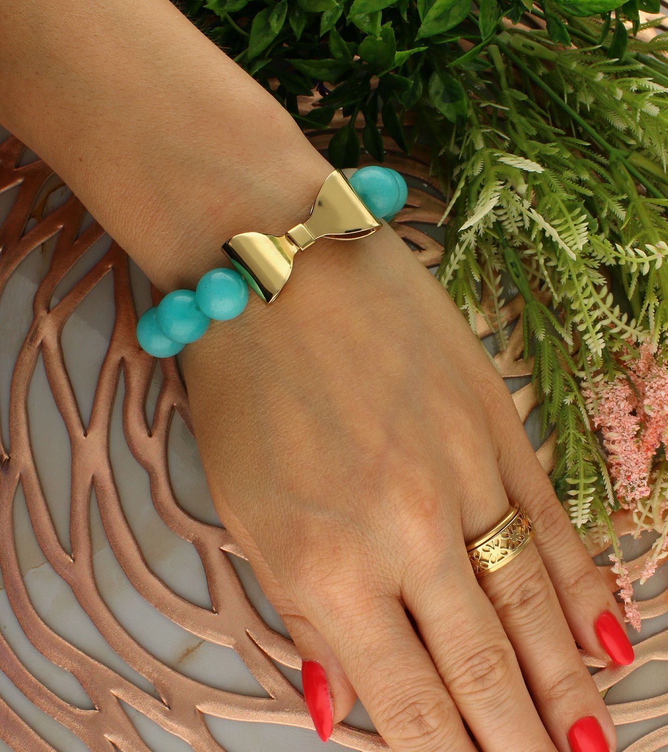 Bransoletka damska na gumce niebieskie koraliki z pozłacaną kokardką DIA-BRA-5682-INNE. Bransoletka damska koraliki. Bransoletka damska niebieska. Bransoletka damska z kokardką. Bransoletka damska na gumce. Bransoletka damsk.jpg