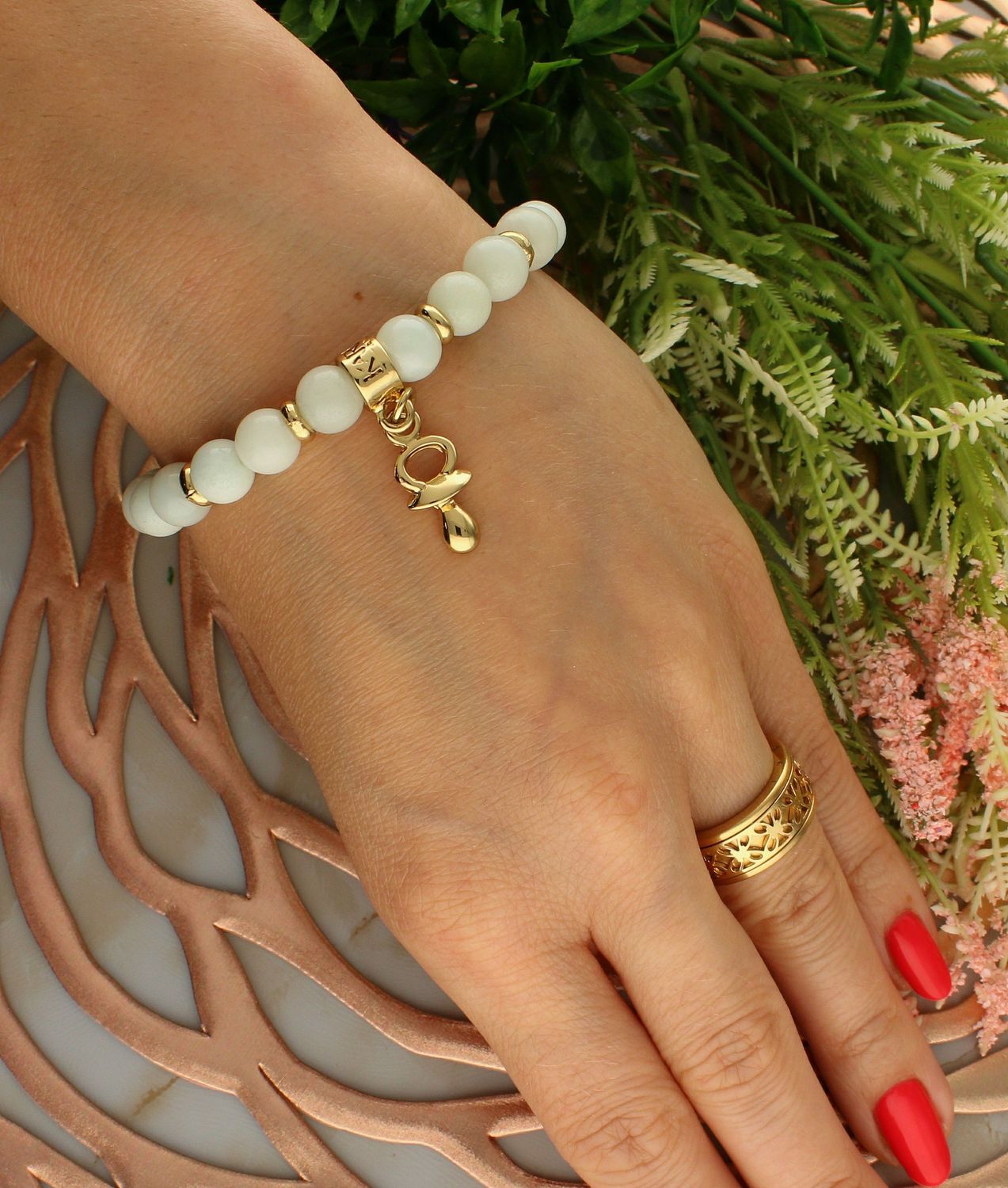 Bransoletka damska na gumce z zawieszką  smoczek niemowlęcy DIA-BRA-5683-INNE. Bransoletka damska mleczna. Bransoletka z koralików. Bransoletka damska ze smoczkiem. Bransoletka damska ze stali szlachetnej. Bransoletka idealn.jpg