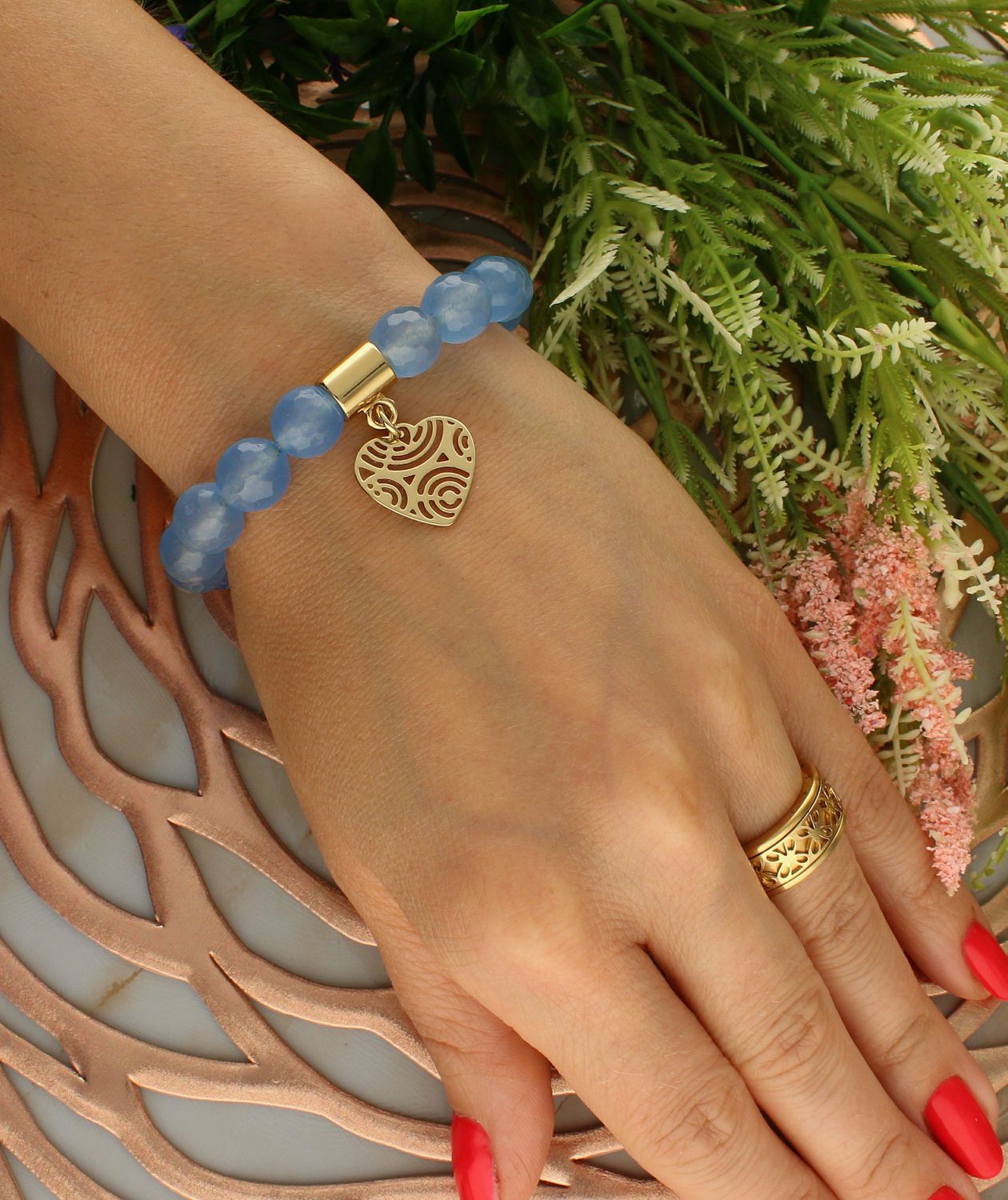 Bransoletka damska na gumce niebieskie koraliki z ażurowym sercem DIA-BRA-5686-INNE. Bransoletka damska koraliki. Bransoletka damska niebieska. Bransoletka damska ze sercem Bransoletka damska na gumce. Bransoletka damska ide.jpg