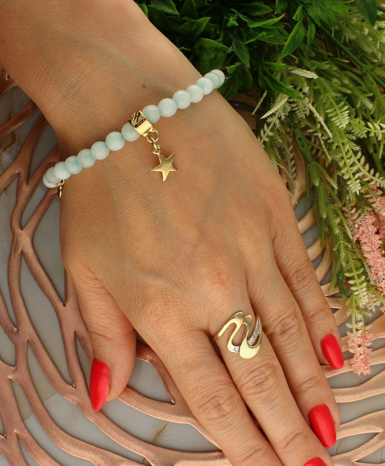 Bransoletka damska na gumce błękitne koraliki z gwiazdką DIA-BRA-5689-INNE. Bransoletka na gumce to biżuteria cechująca się oryginalnością i wygodą, która zachwyci każdą kobietę. Oryginalny  pomysł na prezent (1).jpg