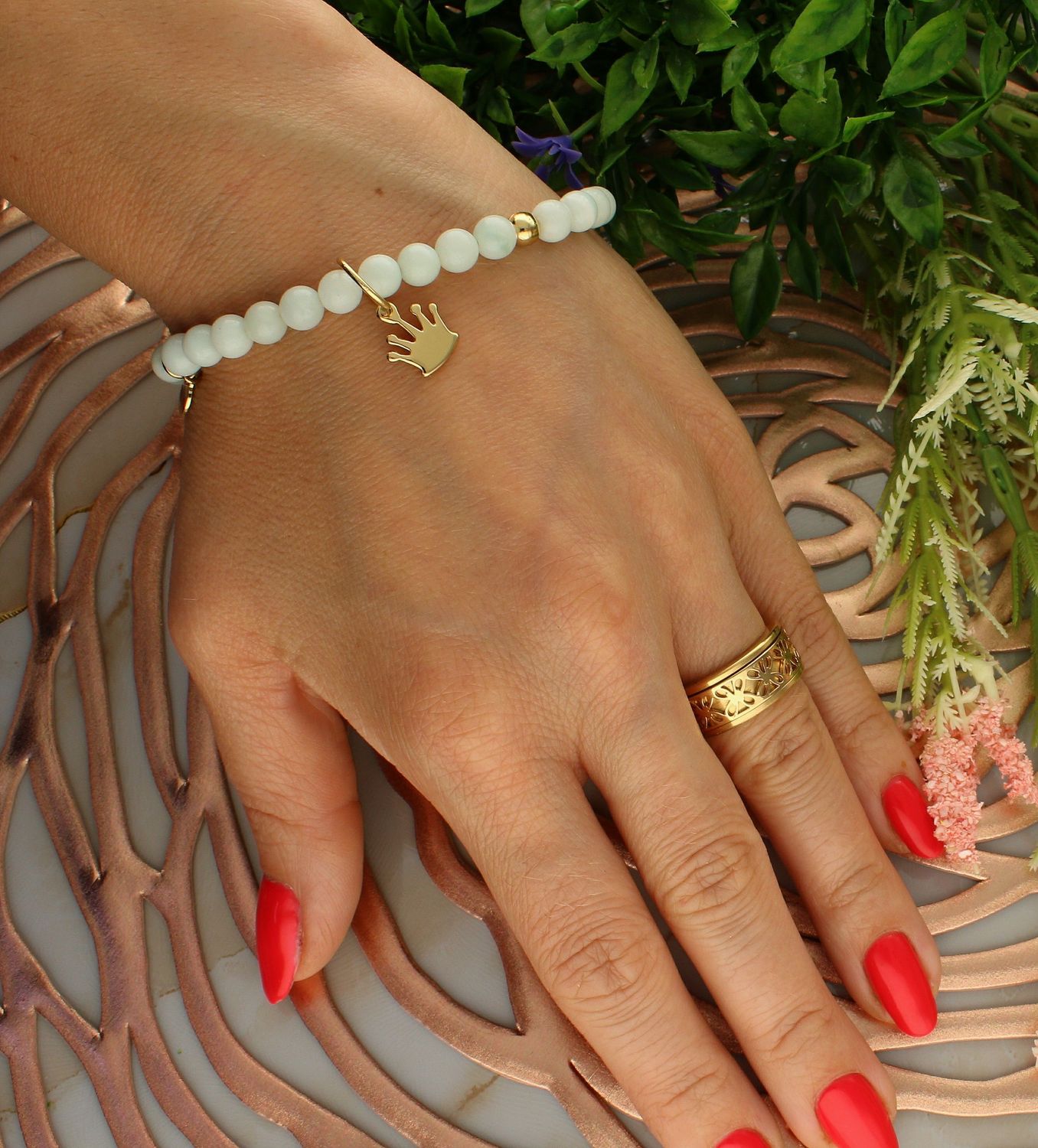 Bransoletka damska na gumce mleczne koraliki z koroną DIA-BRA-5690-INNE.  Bransoletka damska koraliki. Bransoletka damska mleczma. Bransoletka damska z koroną. Bransoletka damska na gumce. Bransoletka damska idealna na preze.jpg