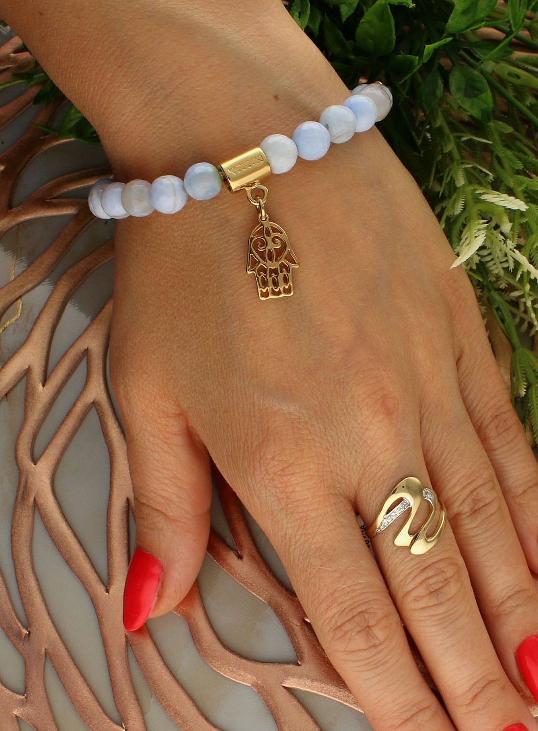 Bransoletka damska na gumce Ręka Fatimy w błękicie DIA-BRA-5694-INNE. Bransoletka na gumce to biżuteria cechująca się oryginalnością i wygodą, która zachwyci każdą kobietę. Oryginalny  pomysł na prezent (1).jpg