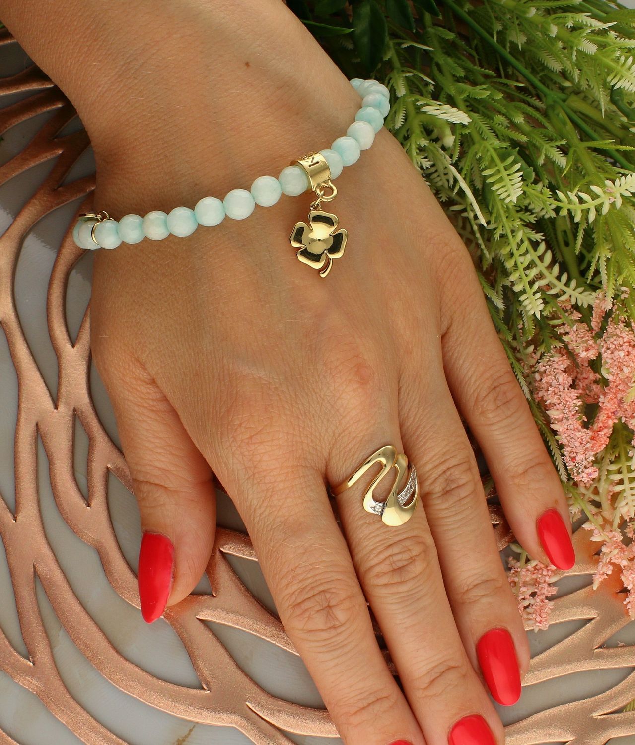 Bransoletka damska na gumce błękitny kamień z koniczynką DIA-BRA-5695-INNE. Bransoletka na gumce to biżuteria cechująca się oryginalnością i wygodą, która zachwyci każdą kobietę. Oryginalny  pomysł na prezent (2).jpg