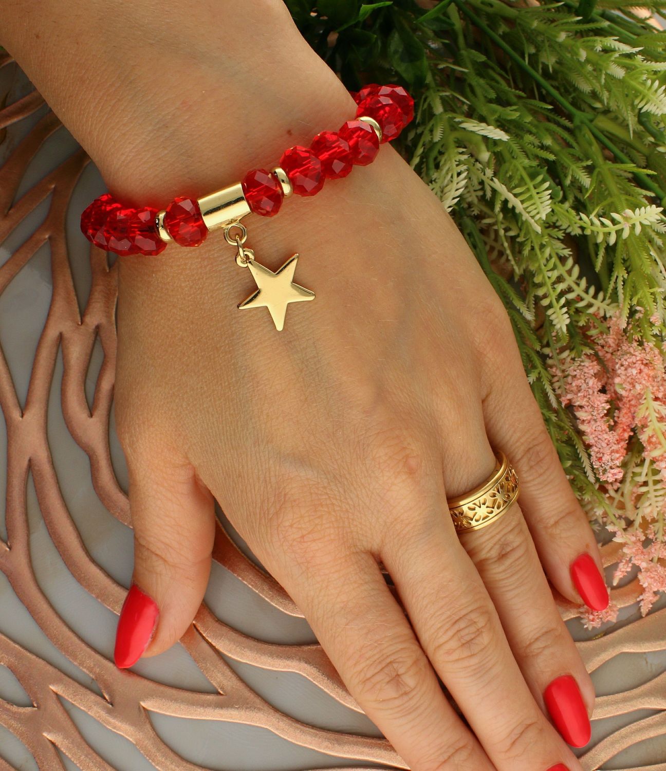 Bransoletka damska na gumce czerwone koraliki z pozłacaną gwiazdką DIA-BRA-5696-INNE. Bransoletka damska z koralików. Bransoletka damska czerwona. Bransoletka damska z pozłacanymi elementami. Bransoletka damska idealna na pr.jpg