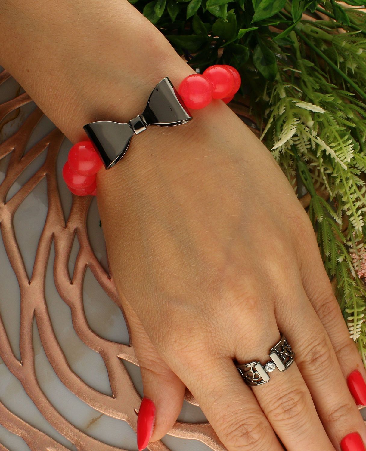 Bransoletka damska w różowym kolorze z kokardką Colibra DIA-BRA-5697-INNE. Bransoletka damska różowa. Bransoletka z koralików. Bransoletka damska z kokardką. Bransoletka damska ze stali szlachetnej. Bransoletka idealna na prez (1).jpg