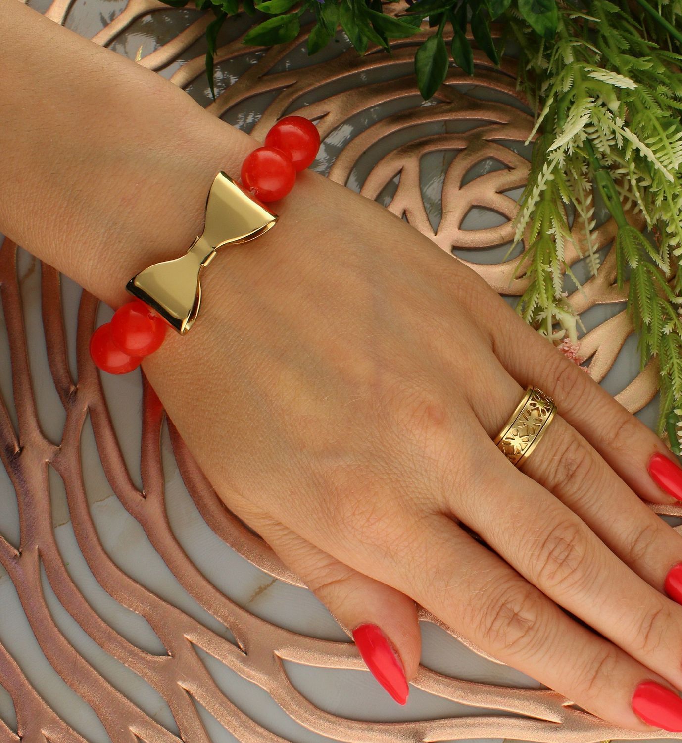 Bransoletka damska na gumce czerwone koraliki z pozłacaną kokardką DIA-BRA-5698-INNE. Bransoletka damska z koralików. Bransoletka damska czerwona.Bransoletka damska z pozłacanymi elementami. Bransoletka damska z zawieszką ko.jpg