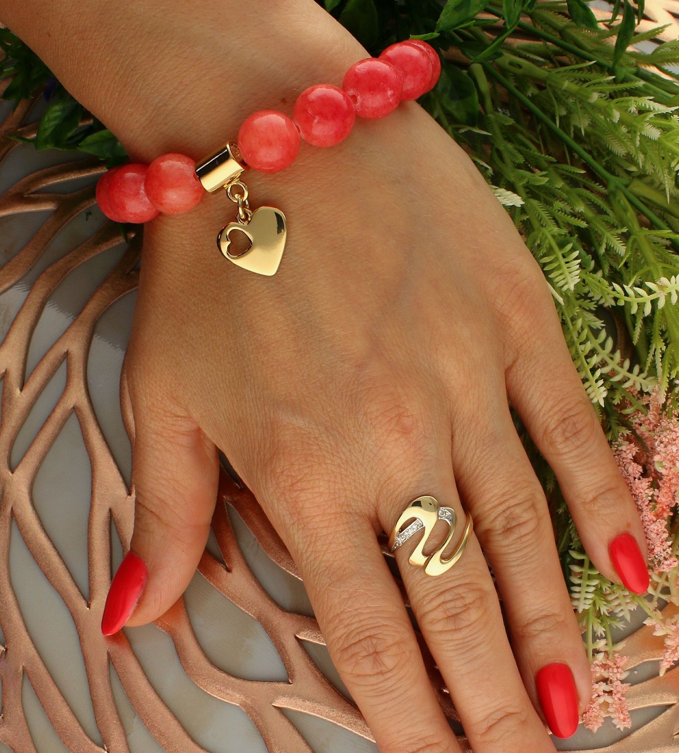 Bransoletka damska z sercem na gumce czerwone korale DIA-BRA-5699-INNE. Bransoletka na gumce to biżuteria cechująca się oryginalnością i wygodą, która zachwyci każdą kobietę. Oryginalny  pomysł na prezent (2).jpg