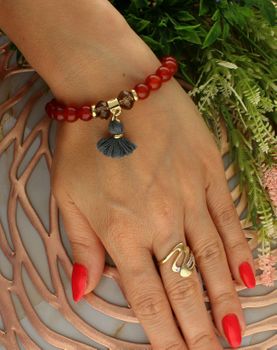 Bransoletka damska na gumce z chwostem czerwone koraliki DIA-BRA-5701-INNE. Bransoletka na gumce to biżuteria cechująca się oryginalnością i wygodą, która zachwyci każdą kobietę. Oryginalny  pomysł na prezent (2).jpg