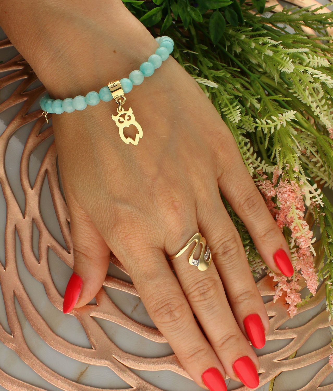 Bransoletka damska na gumce z sową  Błękitne koraliki  DIA-BRA-5702-INNE. Bransoletka na gumce to biżuteria cechująca się oryginalnością i wygodą, która zachwyci każdą kobietę. Oryginalny  pomysł na prezent (1).jpg