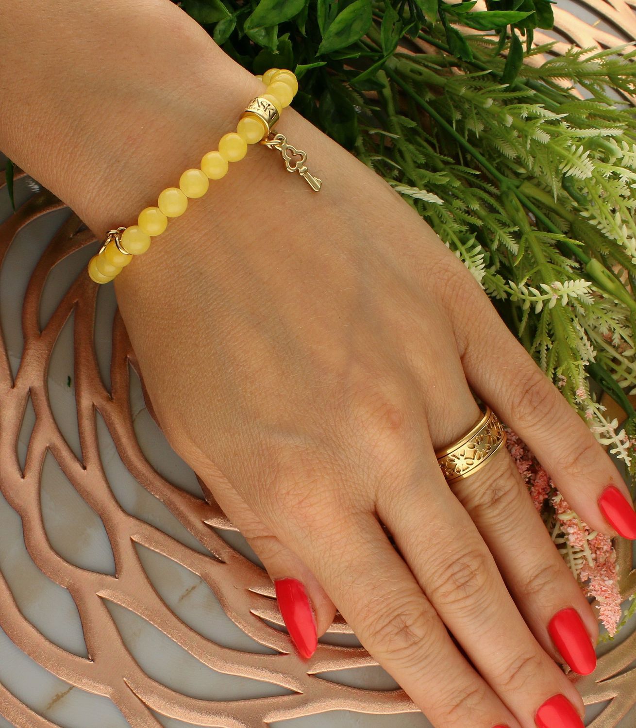 Bransoletka damska na gumce żółte koraliki z kluczem DIA-BRA-5703-INNE. Bransoletka damska żółta. Bransoletka z koralików. Bransoletka damska z kluczem. Bransoletka damska ze stali szlachetnej. Bransoletka idealna na prezent.jpg
