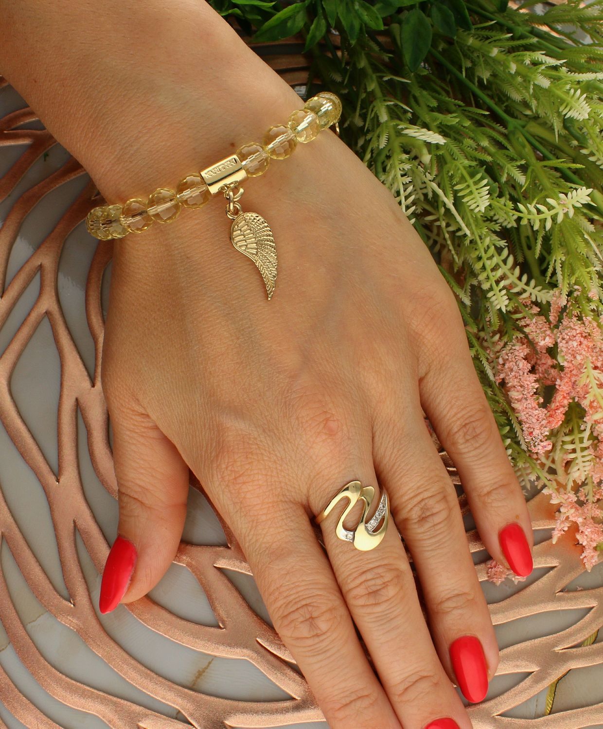 Bransoletka damska na gumce z skrzydełkiem zielone koraliki DIA-BRA-5705-INNE. Bransoletka na gumce to biżuteria cechująca się oryginalnością i wygodą, która zachwyci każdą kobietę. Oryginalny  pomysł na prezent (2).jpg