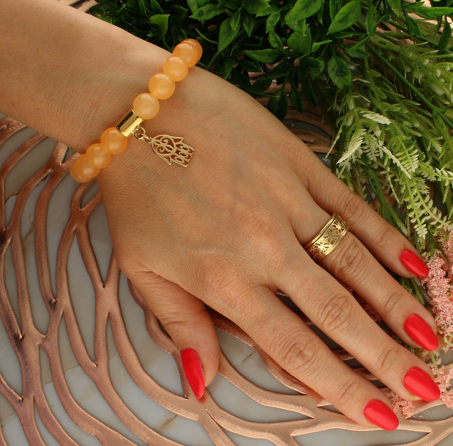 Bransoletka damska na gumce pomarańczowe koraliki z ręką fatimy DIA-BRA-5706-INNE.  Bransoletka damska koraliki. Bransoletka damska pomarańczowa. Bransoletka damska z ręką fatimy. Bransoletka damska na gumce. Bransoletka dam.jpg