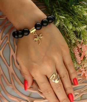 Bransoletka damska czarne duże korale z pozłacaną ważką DIA-BRA-5710-INNE. Bransoletka na gumce to biżuteria cechująca się oryginalnością i wygodą, która zachwyci każdą kobietę. Oryginalny  pomysł na prezent (2).jpg