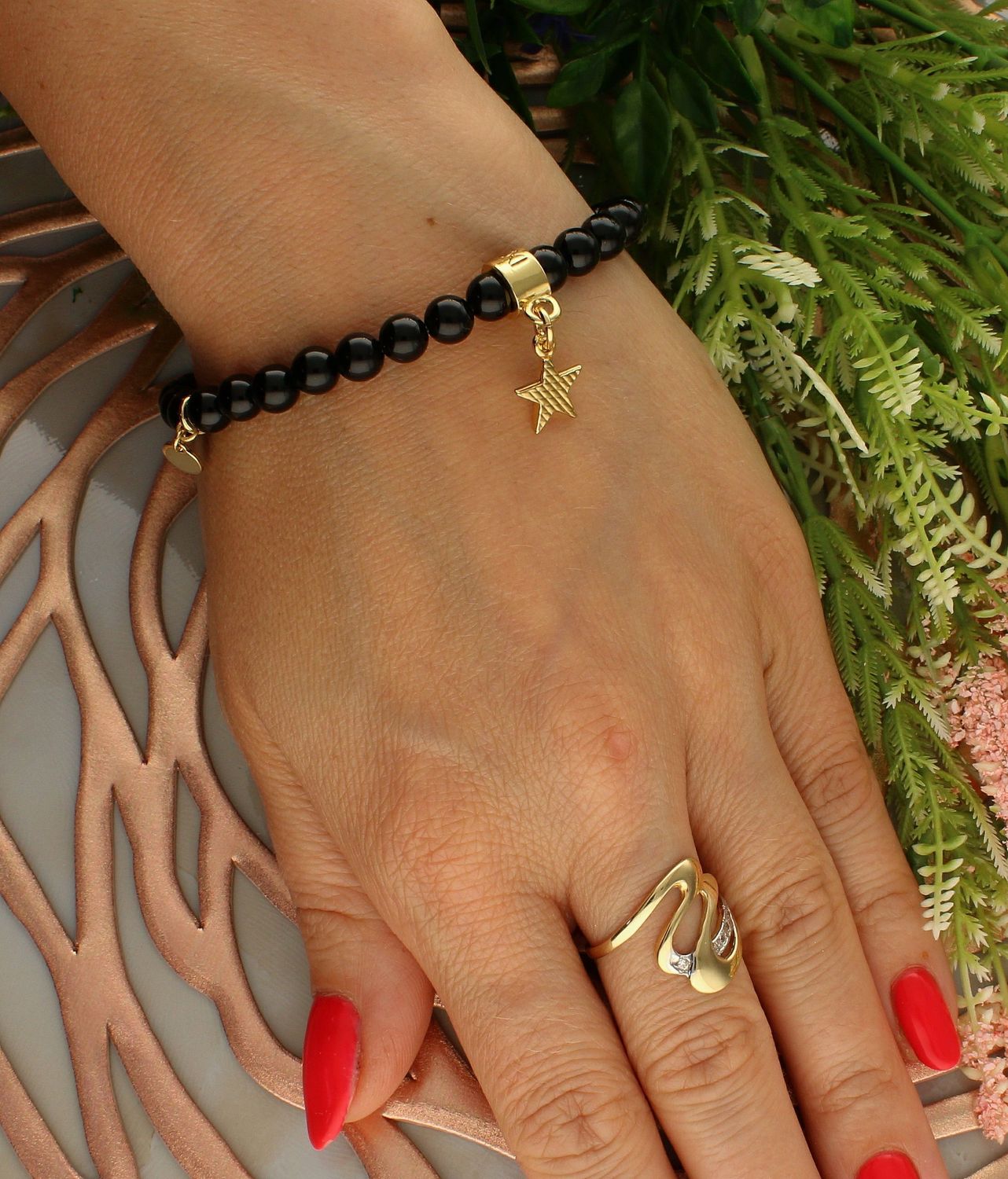 Bransoletka damska na gumce onyks i złota gwiazdka DIA-BRA-5711-INNE Bransoletka na gumce to biżuteria cechująca się oryginalnością i wygodą, która zachwyci każdą kobietę. Oryginalny  pomysł na prezent (2).jpg