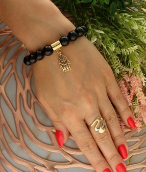 Bransoletka damska na gumce ręka Fatimy  Czarne koraliki  DIA-BRA-5712-INNE. Bransoletka na gumce to biżuteria cechująca się oryginalnością i wygodą, która zachwyci każdą kobietę. Oryginalny  pomysł.jpg