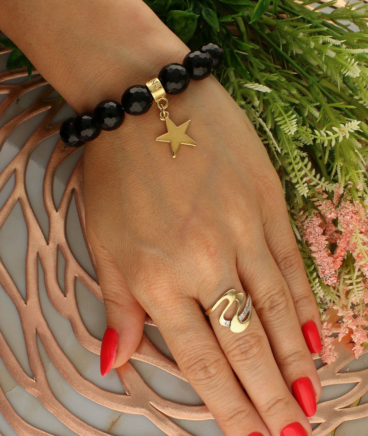 Bransoletka damska na gumce Onyks z gwiazdką DIA-BRA-5714-INNE  Bransoletka na gumce to biżuteria cechująca się oryginalnością i wygodą, która zachwyci każdą kobietę. Oryginalny  pomysł na prezent (1).jpg