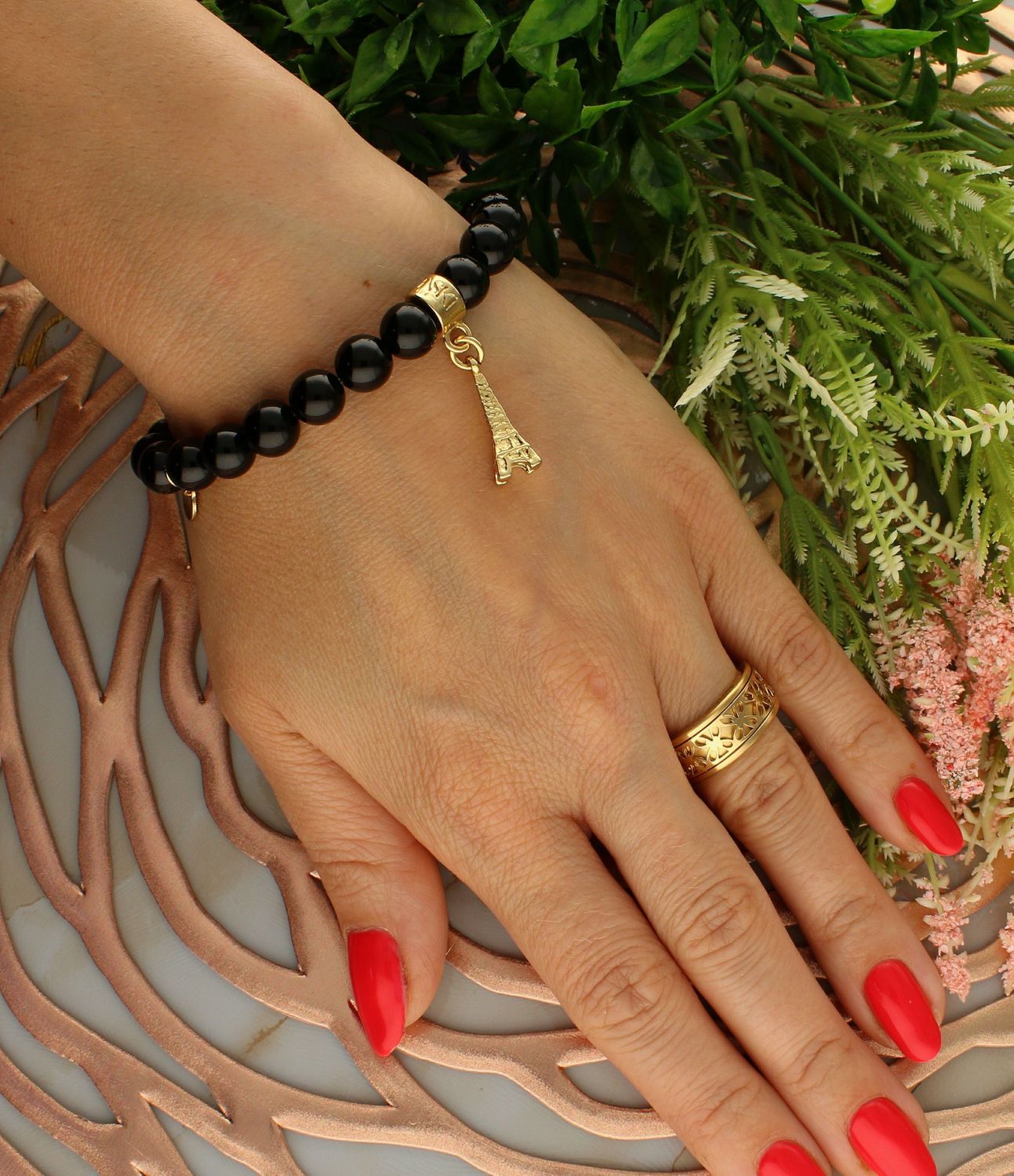 Bransoletka damska koraliki. Bransoletka damska czarna. Bransoletka damska z wieżą Eiffla. Bransoletka damska na gumce. Bransoletka damska idealna na prezent (1).jpg