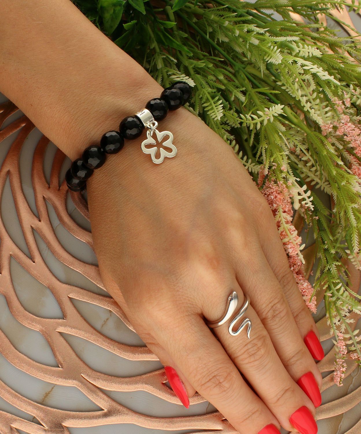 Bransoletka damska na gumce Onyks z kwiatkiem DIA-BRA-5716-INNE. Bransoletka na gumce to biżuteria cechująca się oryginalnością i wygodą, która zachwyci każdą kobietę. Oryginalny  pomysł na prezent (1).jpg