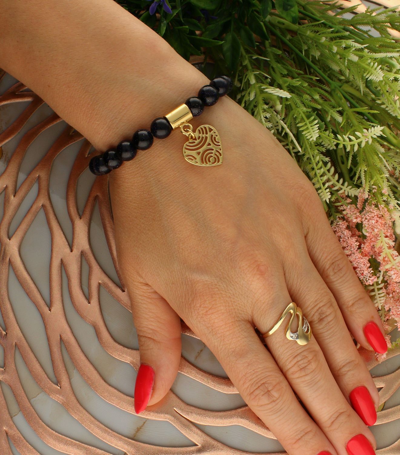 Bransoletka damska na gumce Onyks z zawieszką ażurowe serduszko DIA-BRA-5717-INNE Bransoletka na gumce to biżuteria cechująca się oryginalnością i wygodą, która zachwyci każdą kobietę. Oryginalny  pomysł na prezent (1).jpg