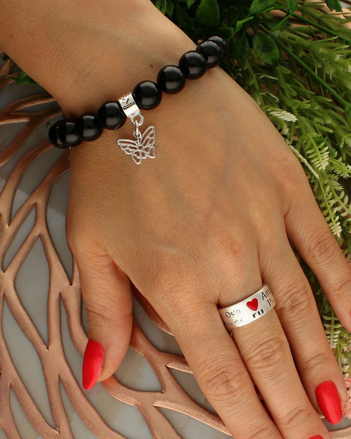 Bransoletka damska na gumce Onyks z motylkiem DIA-BRA-5718-INNE. Bransoletka na gumce to biżuteria cechująca się oryginalnością i wygodą, która zachwyci każdą kobietę. Oryginalny  pomysł na prezent (1).jpg