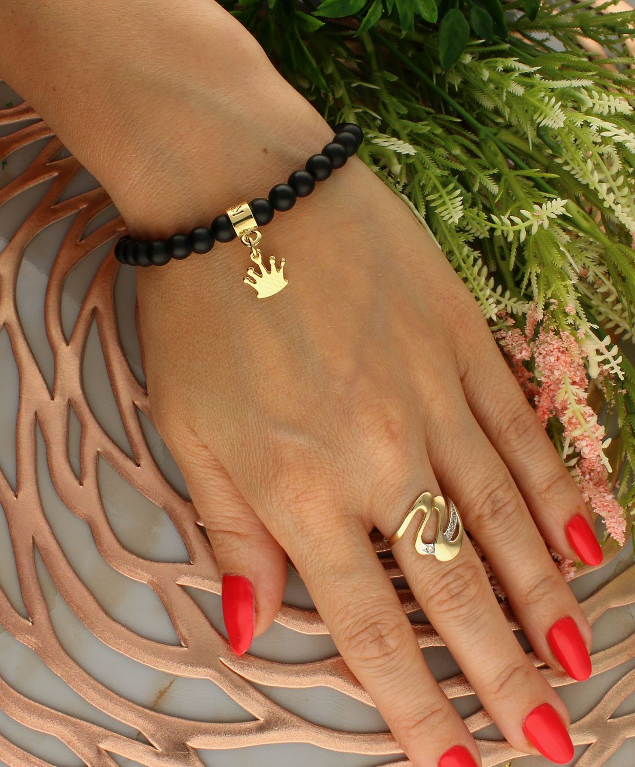 Bransoletka damska na gumce Onyks ze złotą koroną DIA-BRA-5721-INNE. Bransoletka na gumce to biżuteria cechująca się oryginalnością i wygodą, która zachwyci każdą kobietę. Oryginalny  pomysł na prezent (2).jpg