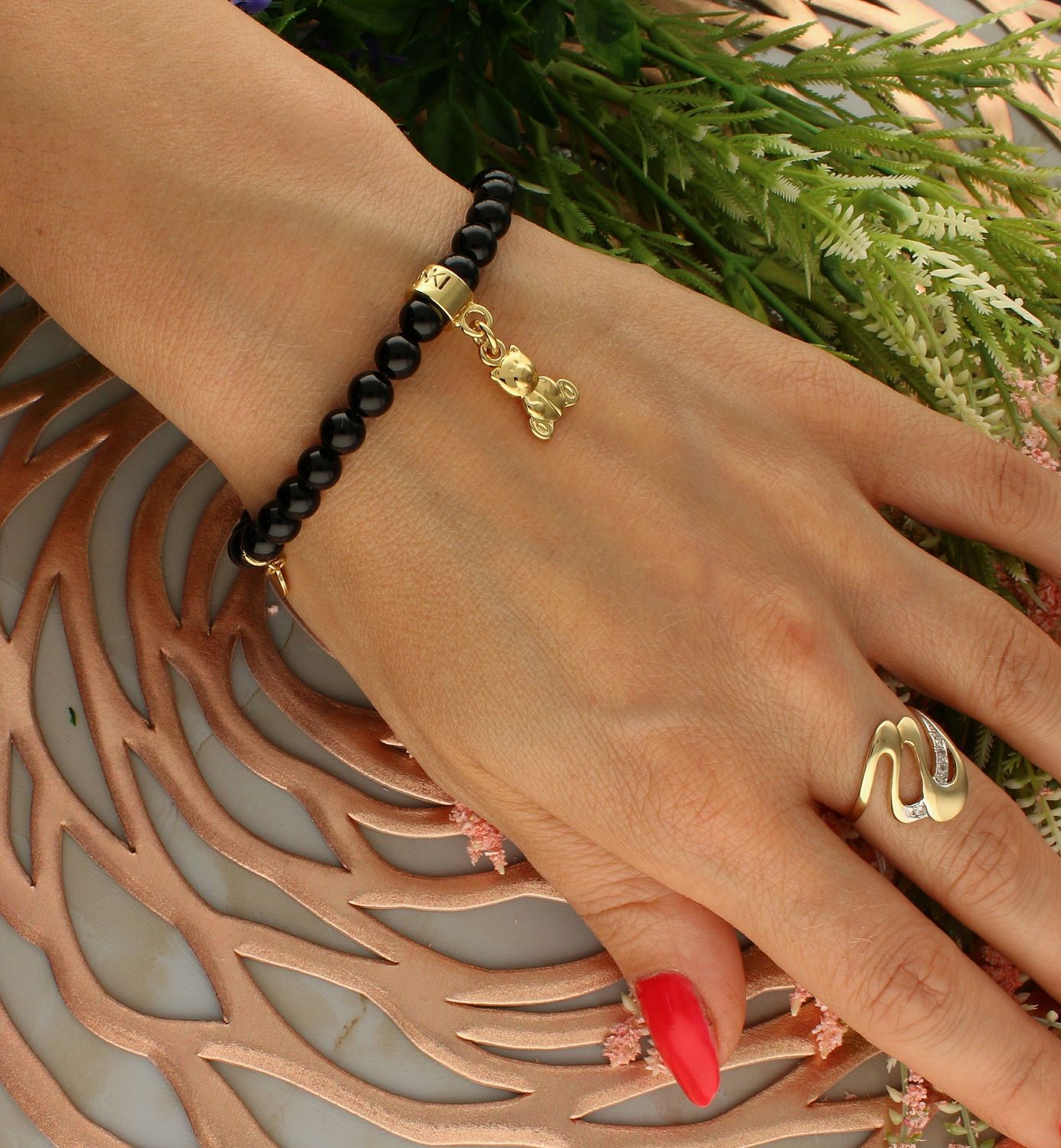 Bransoletka damska czarna na gumce z misiem DIA-BRA-5722-INNE. Bransoletka na gumce to biżuteria cechująca się oryginalnością i wygodą, która zachwyci każdą kobietę. Oryginalny pomysł na prezent (2).jpg