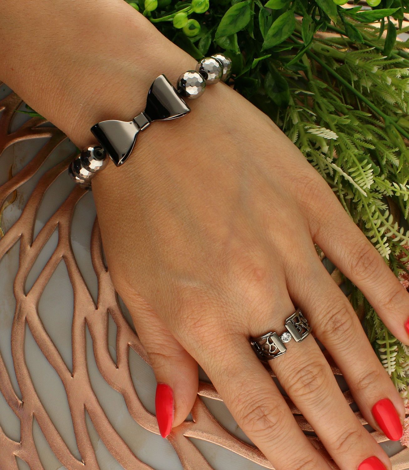 Bransoletka damska w srebrnym kolorze z kokardką Colibra DIA-BRA-5723-INNE. Bransoletka damska srebrna. Bransoletka z koralików. Bransoletka damska z kokardką. Bransoletka damska ze stali szlachetnej. Bransoletka idealna na .jpg