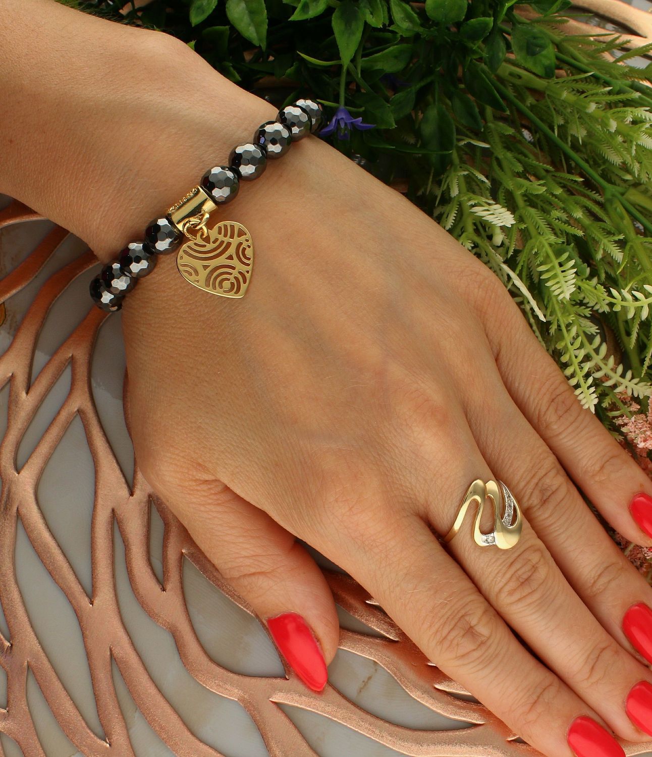 Bransoletka damska na gumce ażurowe serce z koralikami DIA-BRA-5724-INNE. Bransoletka na gumce to biżuteria cechująca się oryginalnością i wygodą, która zachwyci każdą kobietę. Oryginalny pomysł na prezent (2).jpg