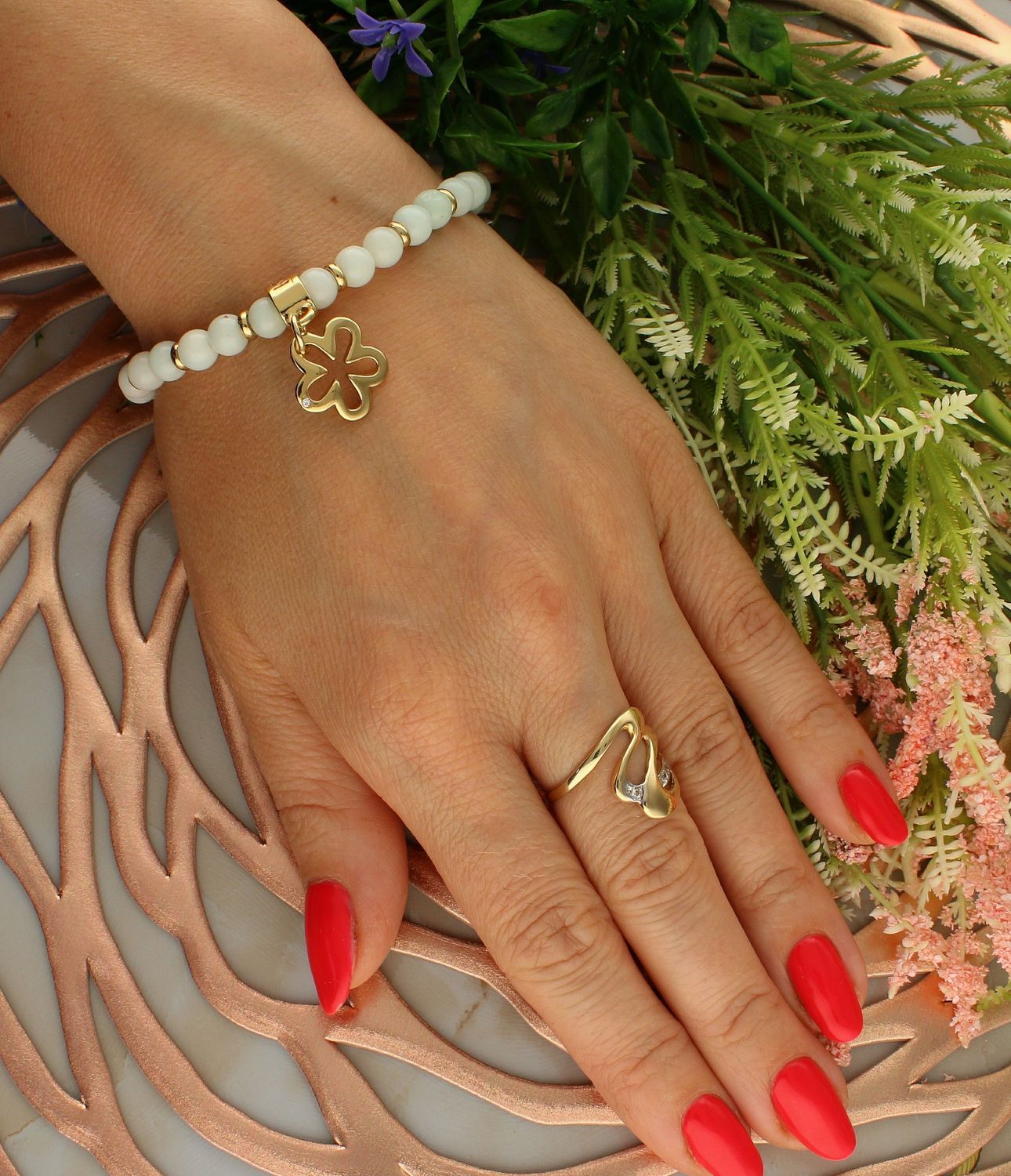 Bransoletka damska na gumce błękitne koraliki z pozłoconym kwiatkiem DIA-BRA-5725-INNE  Bransoletka na gumce to biżuteria cechująca się one oryginalnością i wygodą, która zachwyci każdą kobietę. Oryginalny  pomysł na prezent (1).jpg