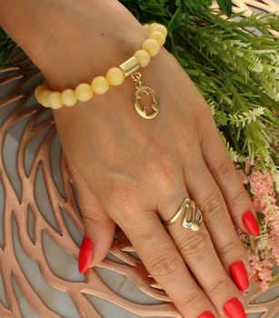 Bransoletka damska na gumce Żółte koraliki z aniołkiem DIA-BRA-5726-INNE. Bransoletka na gumce to biżuteria cechująca się oryginalnością i wygodą, która zachwyci każdą kobietę. Oryginalny  pomysł na prezent (2).jpg