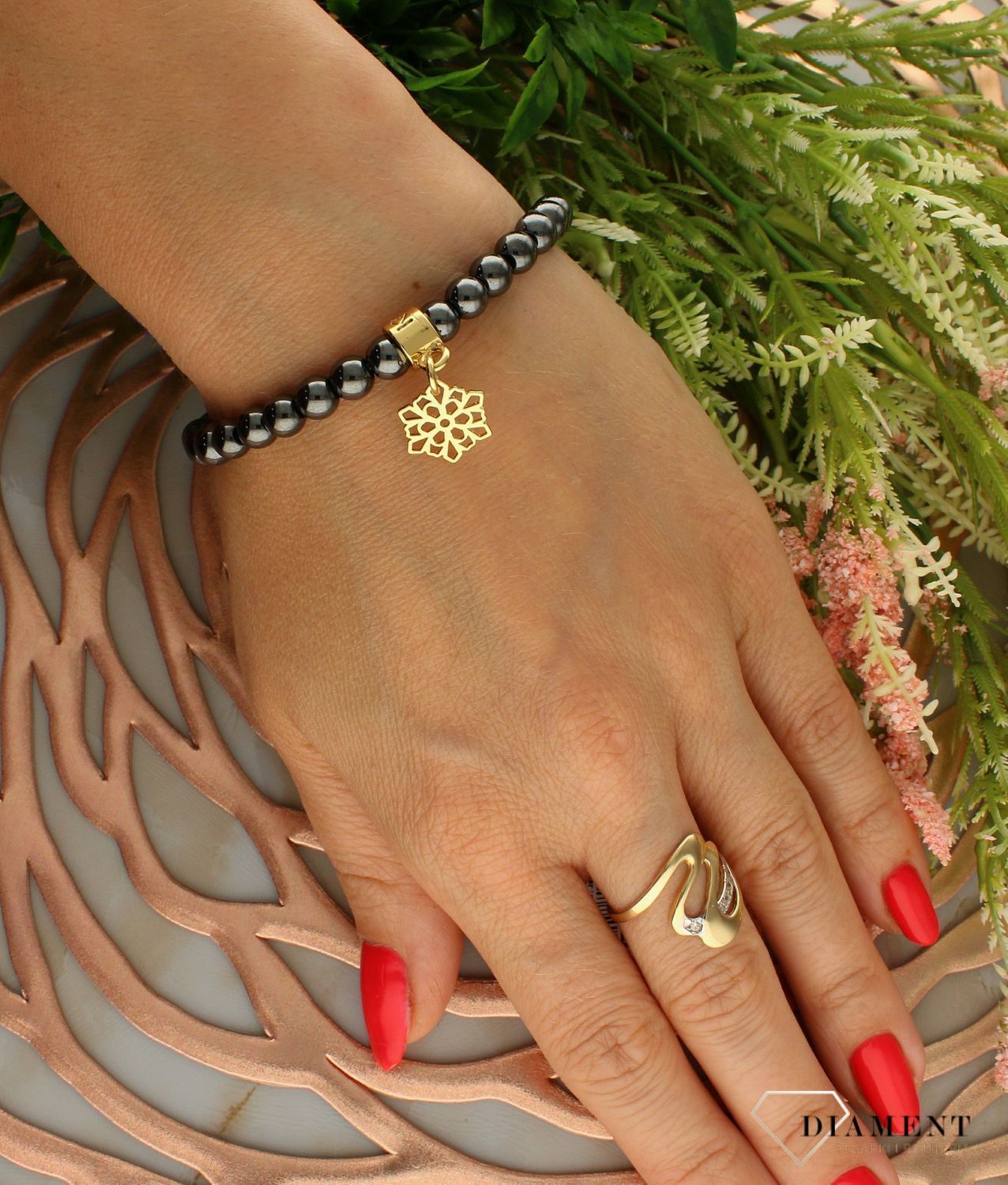 Bransoletka damska na gumce z zawieszką w kształcie kwiatka DIA-BRA-5727-INNE  Bransoletka na gumce to biżuteria cechująca się oryginalnością i wygodą, która zachwyci każdą kobietę. Oryginalny  pomysł na prezent (2).jpg