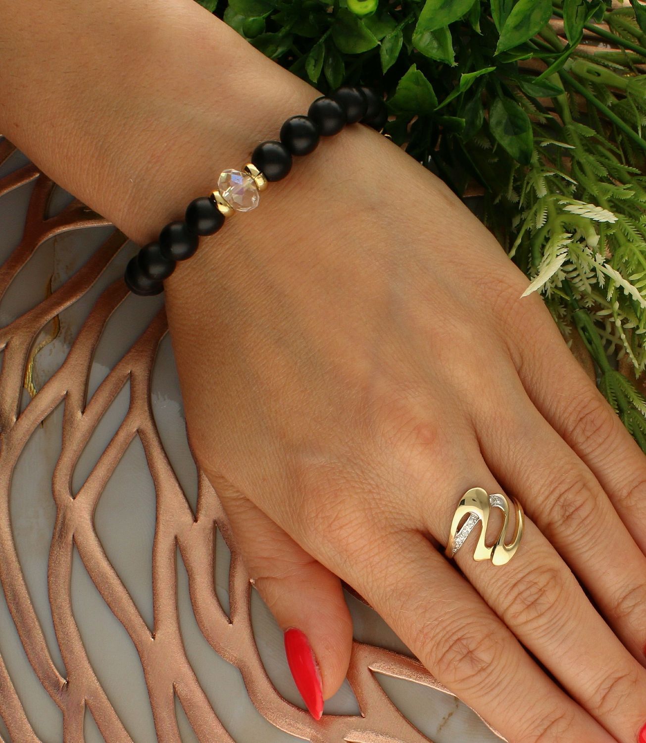 Bransoletka damska na gumce czarne koraliki ze złotymi dodatkami DIA-BRA-5728-INNE. Bransoletka damska czarna. Bransoletka z koralików. Bransoletka damska na gumce. Bransoletka damska z zawieszką. Bransoletka idealna na prez.jpg