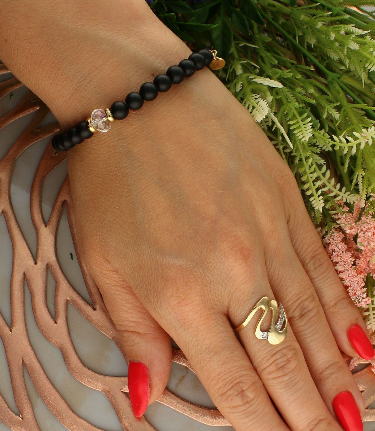 Bransoletka damska na gumce Onyks z kryształem DIA-BRA-5729-INNE. Bransoletka na gumce to biżuteria cechująca się oryginalnością i wygodą, która zachwyci każdą kobietę. Oryginalny  pomysł na prezent (2).jpg