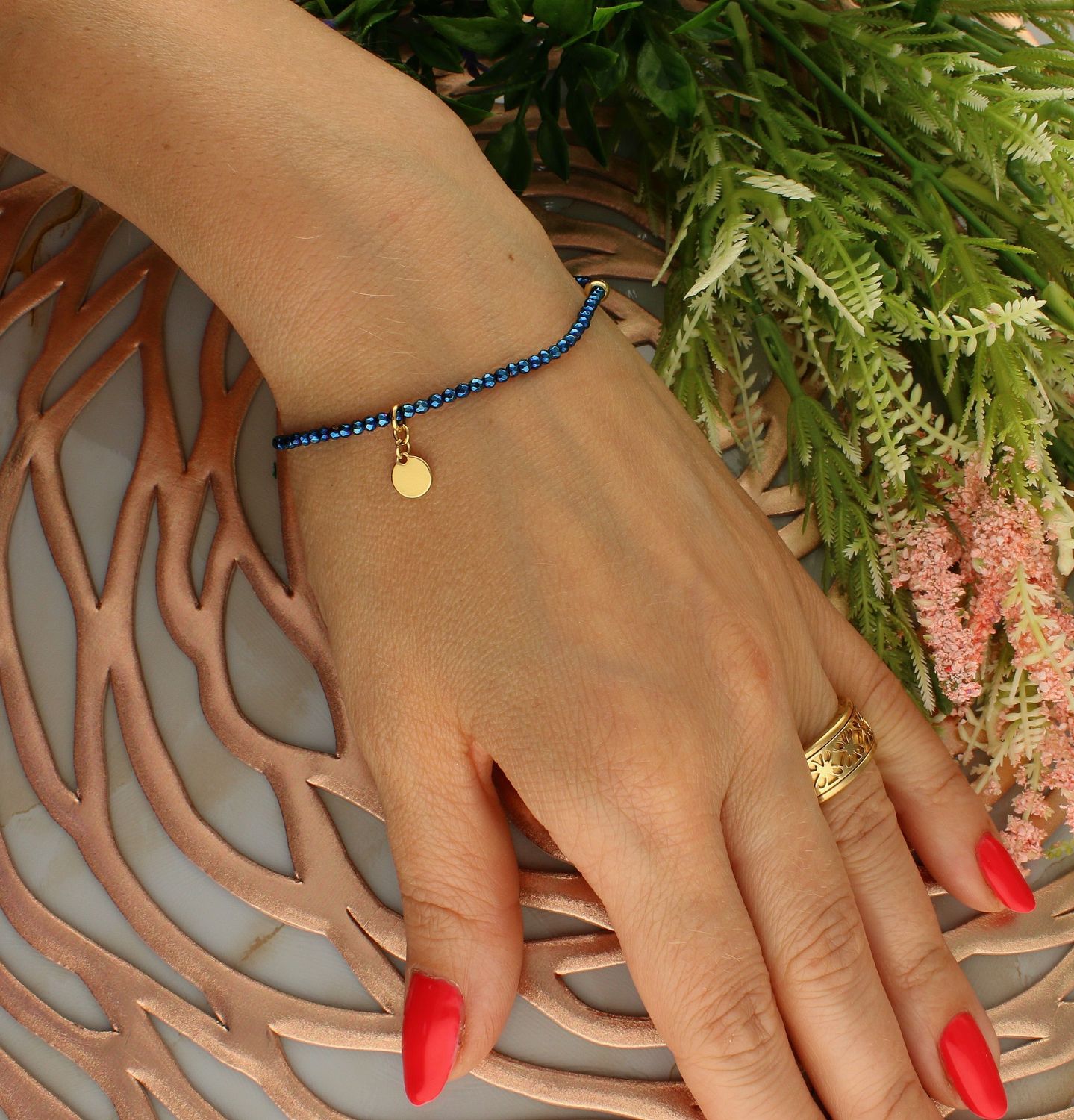 Bransoletka damska na gumce niebieskie koraliki Colibra DIA-BRA-5730-INNE. Bransoletka damska koraliki. Bransoletka damska niebieska. Bransoletka damska ze złotymi zawieszkami. Bransoletka damska na gumce. Bransoletka damska.jpg