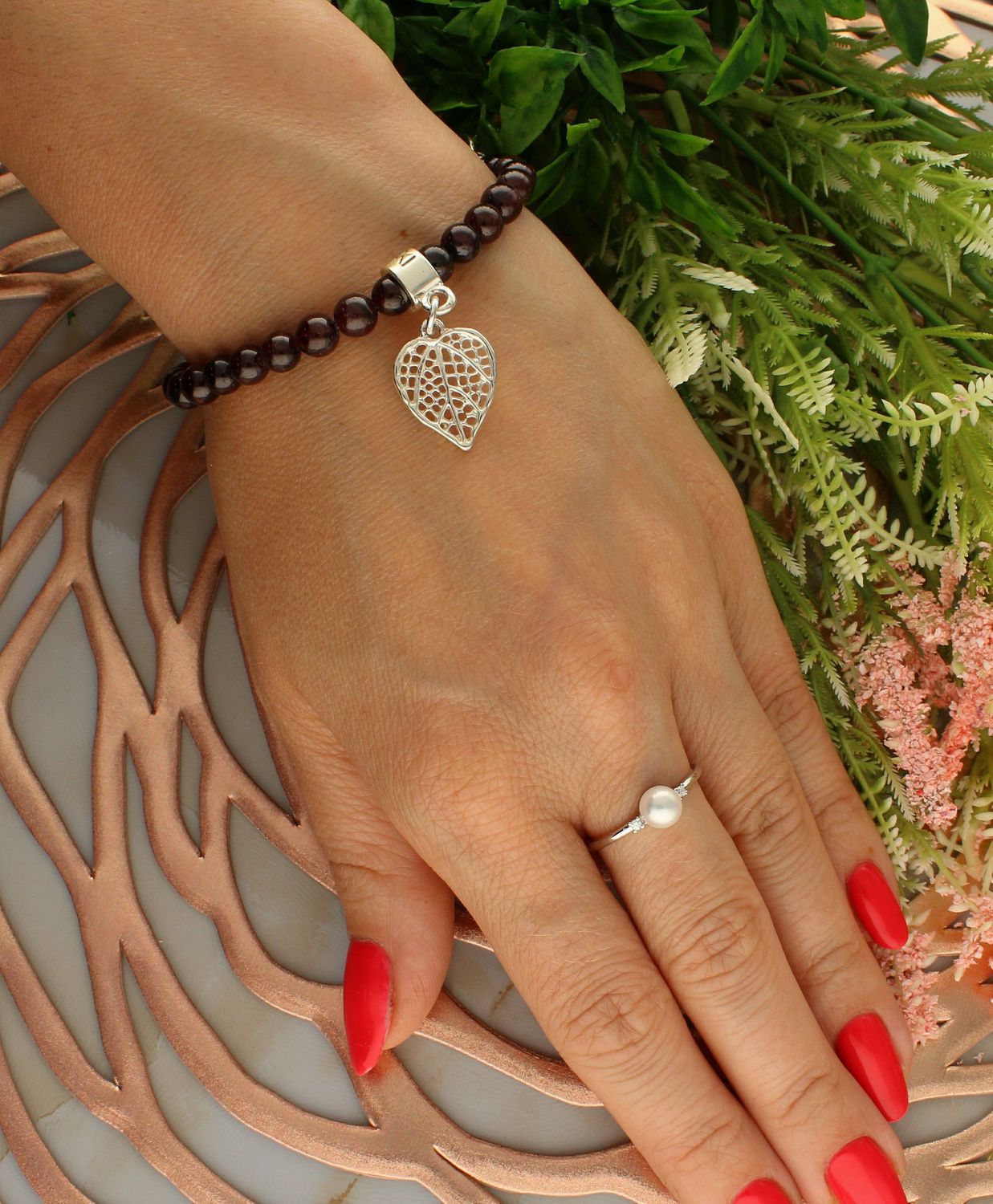 Bransoletka damska na gumce ciemne koraliki z listkiem DIA-BRA-5731-INNE. Bransoletka na gumce to biżuteria cechująca się oryginalnością i wygodą, która zachwyci każdą kobietę. Oryginalny  pomysł na prezent (1).jpg